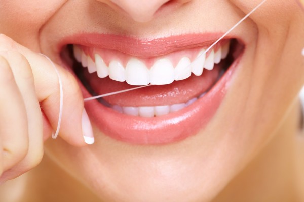 BROSSETTES ET FIL DENTAIRE : DES INSTRUMENTS A METTRE ENTRE TOUTES LES DENTS